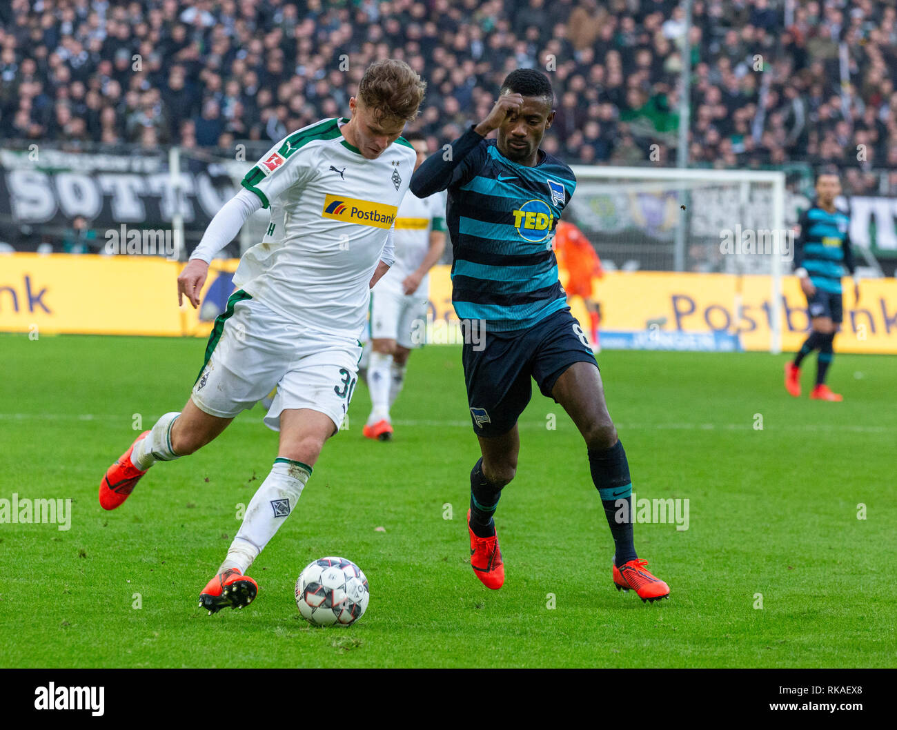 Sport, calcio, Bundesliga, 2018/2019, Borussia Moenchengladbach vs Hertha BSC Berlino 0-3, Stadio Borussia Park, scena del match, Nico Elvedi (MG) di sinistra e di Salomon Kalou (Hertha), DFL REGOLAMENTI VIETANO QUALSIASI USO DI FOTOGRAFIE come sequenze di immagini e/o quasi-VIDEO Foto Stock