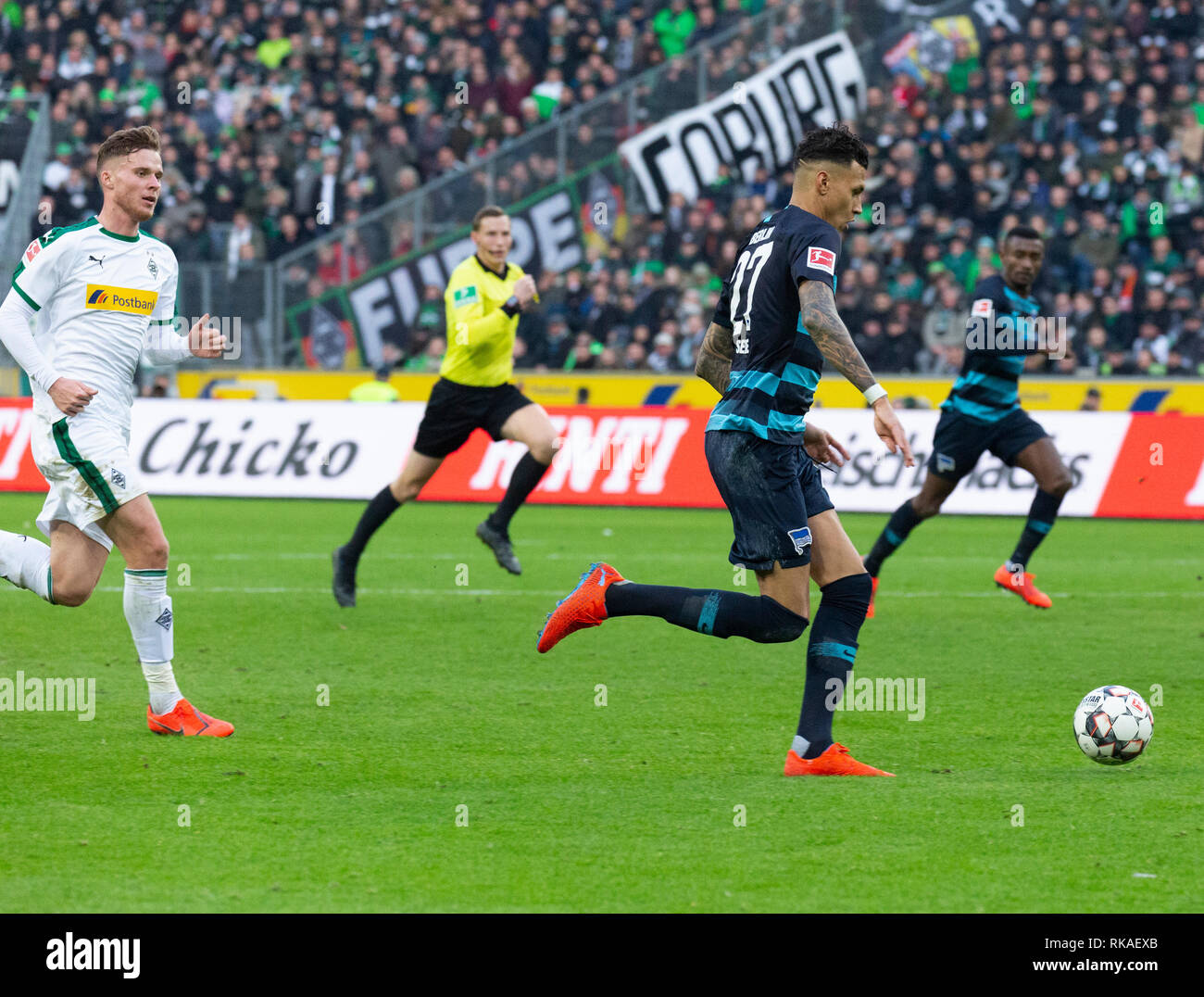 Sport, calcio, Bundesliga, 2018/2019, Borussia Moenchengladbach vs Hertha BSC Berlino 0-3, Stadio Borussia Park, scena del match, f.l.t.r. Nico Elvedi (MG), arbitro Martin Petersen, Davie Selke (Hertha), Salomon Kalou (Hertha), DFL REGOLAMENTI VIETANO QUALSIASI USO DI FOTOGRAFIE come sequenze di immagini e/o quasi-VIDEO Foto Stock