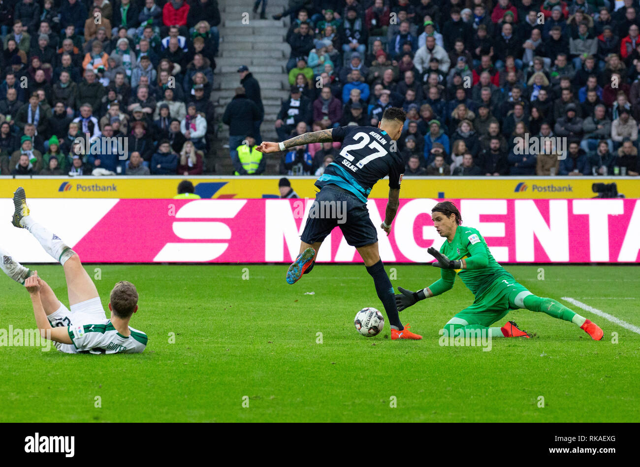 Sport, calcio, Bundesliga, 2018/2019, Borussia Moenchengladbach vs Hertha BSC Berlino 0-3, Stadio Borussia Park, scena del match, grande opportunità di Davie Selke (Hertha) No.27, custode Yann Sommer (MG) impedisce un ulteriore obiettivo di Berlino, sinistra arenarsi Matthias Ginter (MG), DFL REGOLAMENTI VIETANO QUALSIASI USO DI FOTOGRAFIE come sequenze di immagini e/o quasi-VIDEO Foto Stock