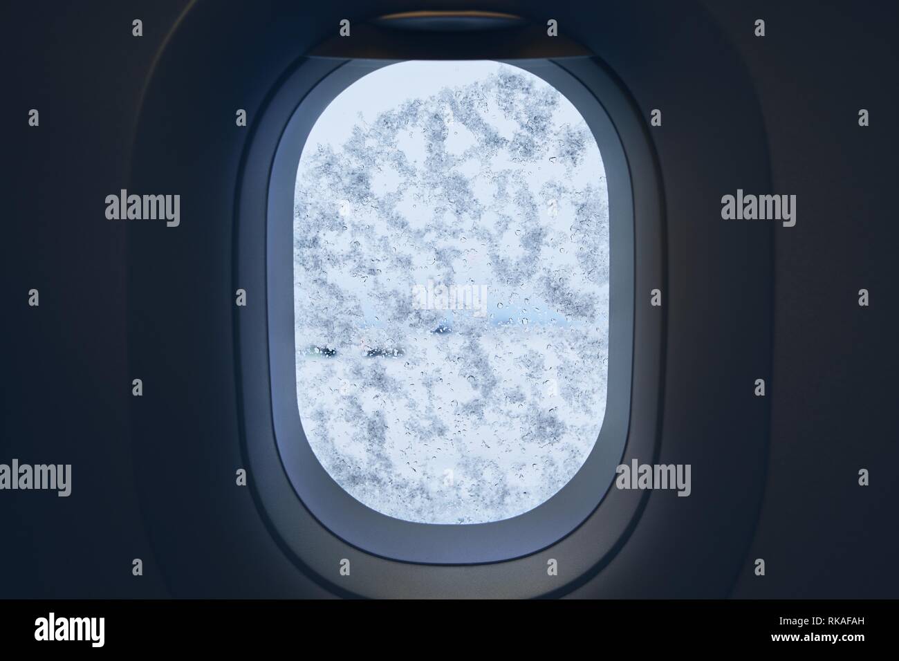 Nevicava in aeroporto. Vista dal finestrino dell'aereo coperto da neve prima lo sbrinamento. Foto Stock