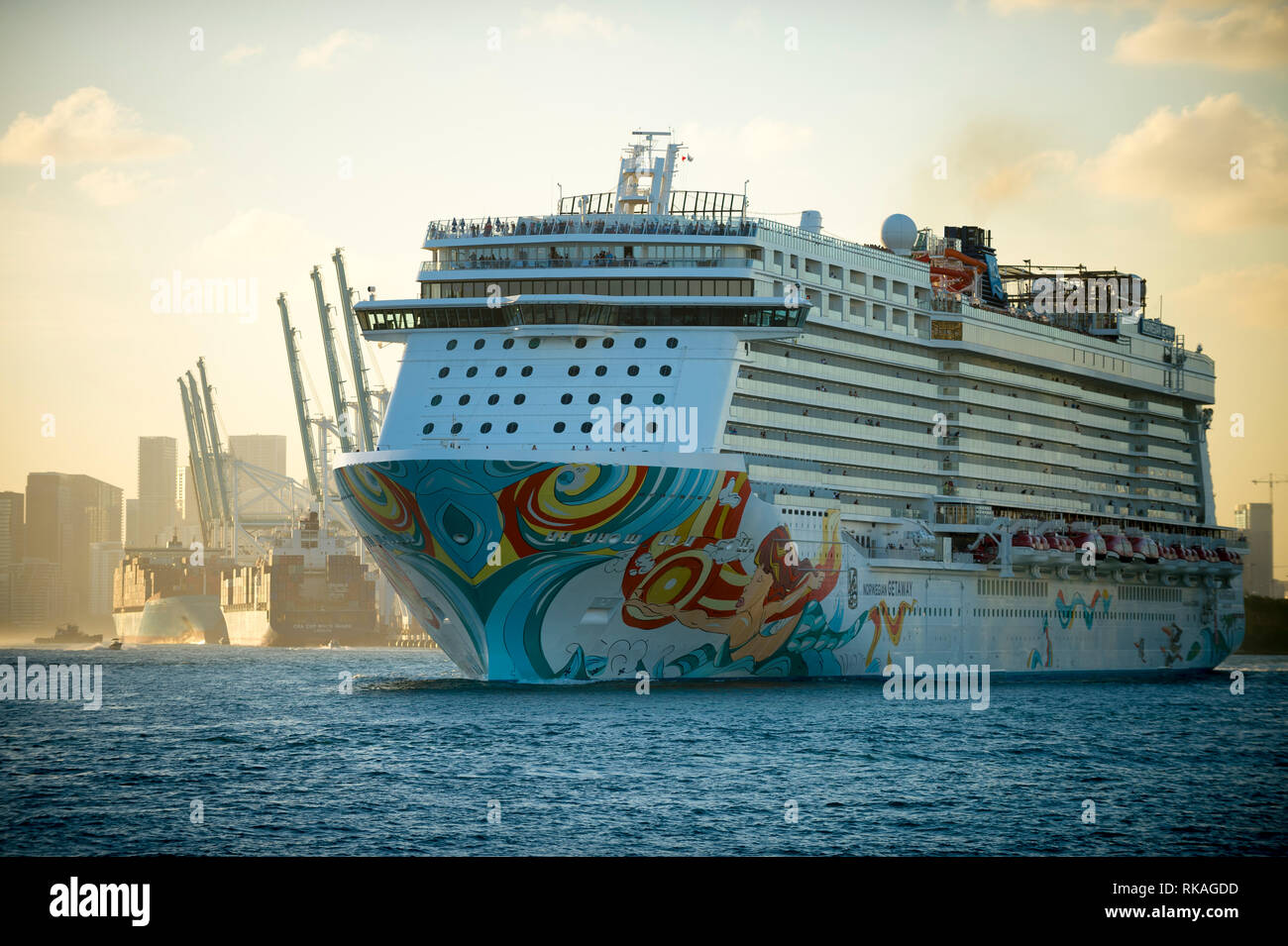 MIAMI - 25 dicembre 2018: il norvegese Getaway nave da crociera, cui i punteggi a C per la riduzione dell'inquinamento atmosferico, si diparte PortMiami al tramonto. Foto Stock