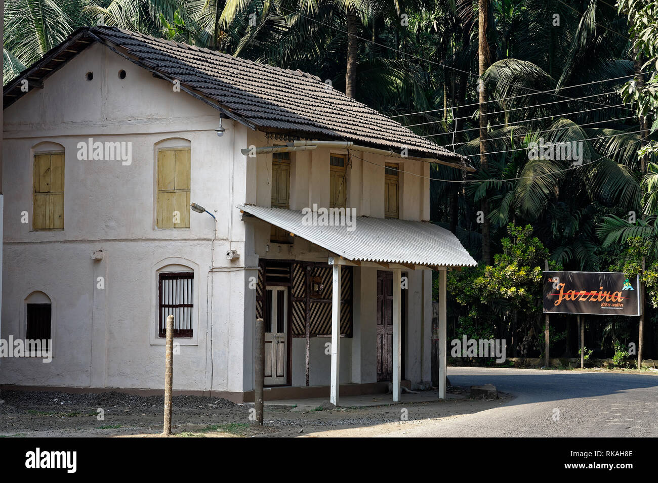 Piccola storia di due casa su una strada tranquilla e residenziale Foto Stock