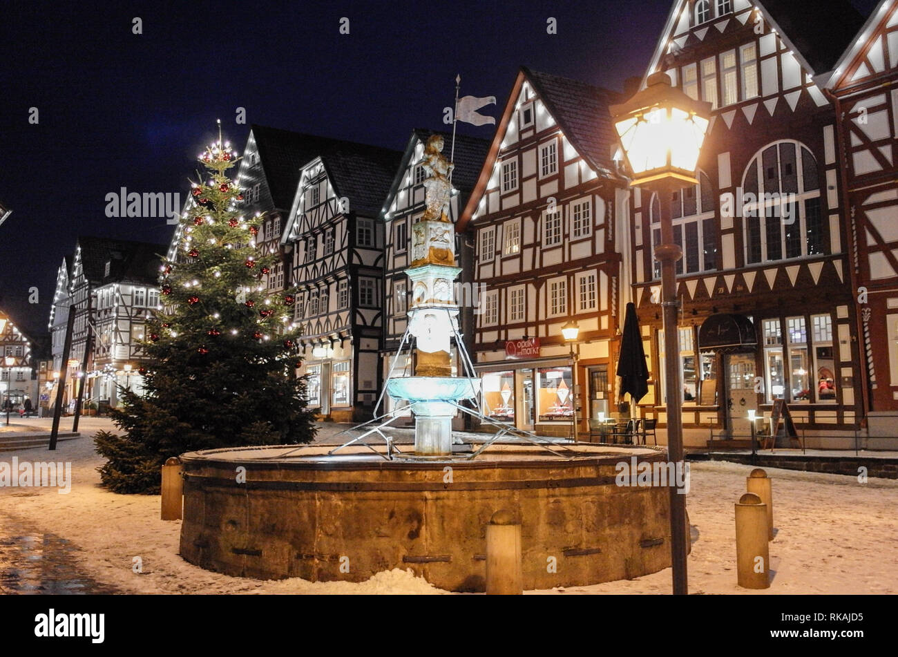 Marktplatz von Fritzlar im inverno Foto Stock