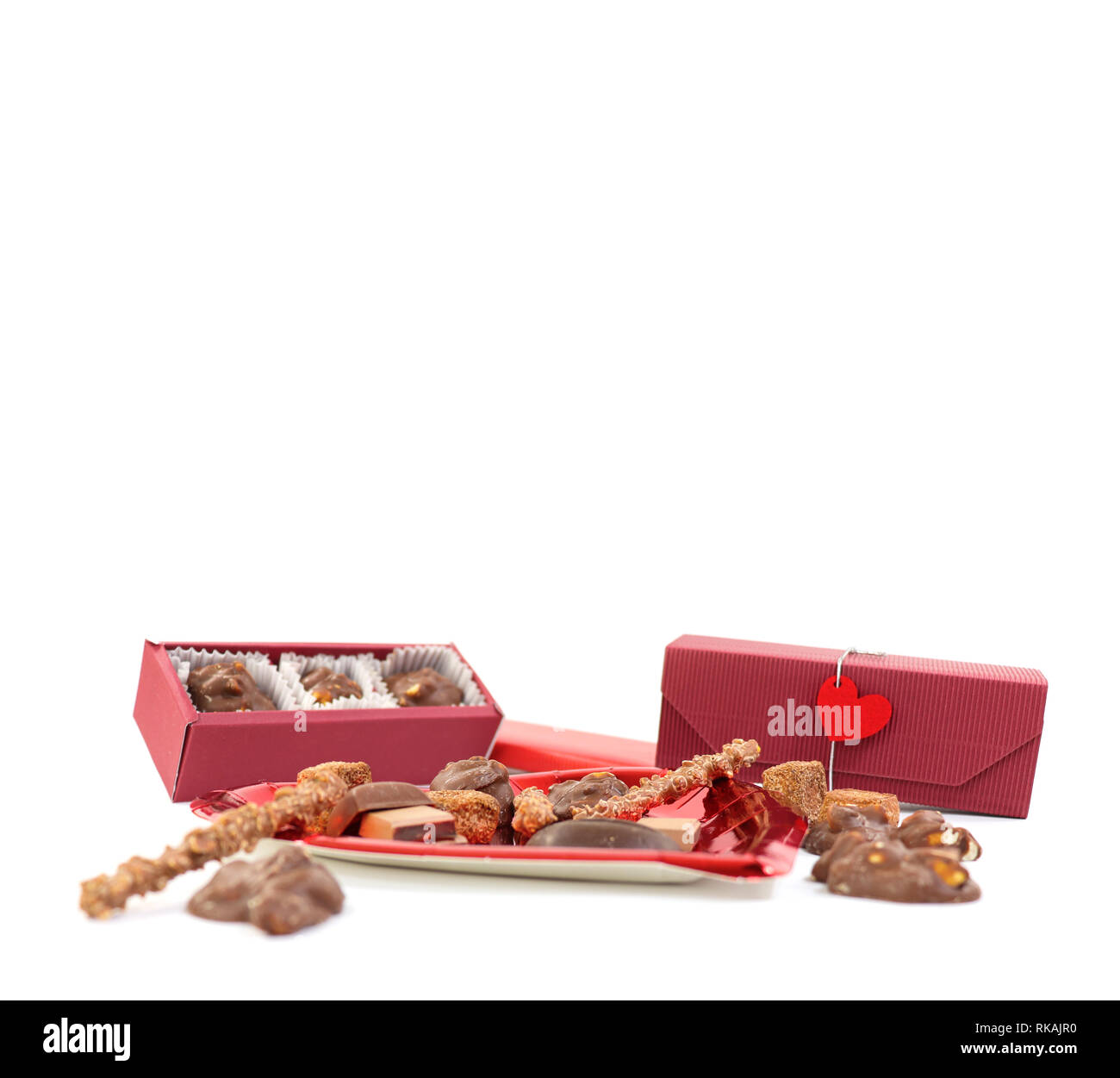 Cioccolato artigianale con amore su sfondo bianco Foto Stock