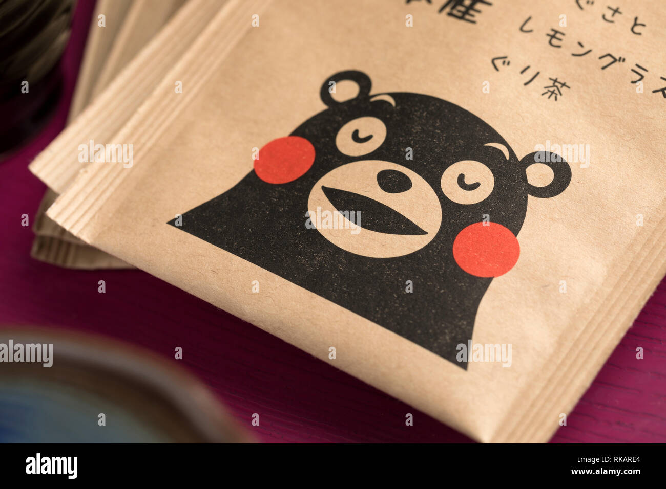 Kumamoto, Giappone - 28 Gennaio 2019: la carta per sacchetti da tè con l'orso Kumamon, mascotte della Prefettura di Kumamoto.La serie di terremoti che hanno devastato Kumamot Foto Stock