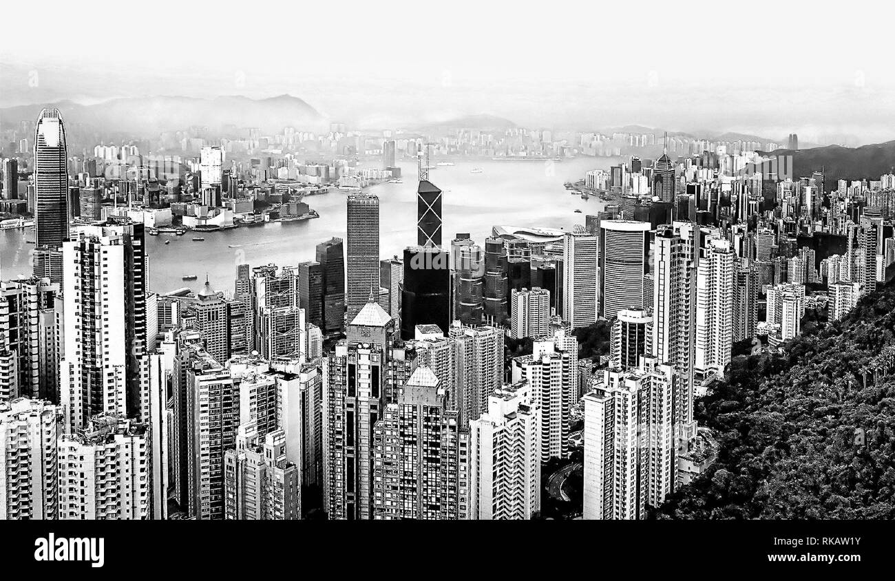 Vista aerea di avveniristici grattacieli di Hong Kong Island dalla sommità del Victoria Peak. Urban Skyline. I colori nero e bianco. Immagine panoramica Foto Stock