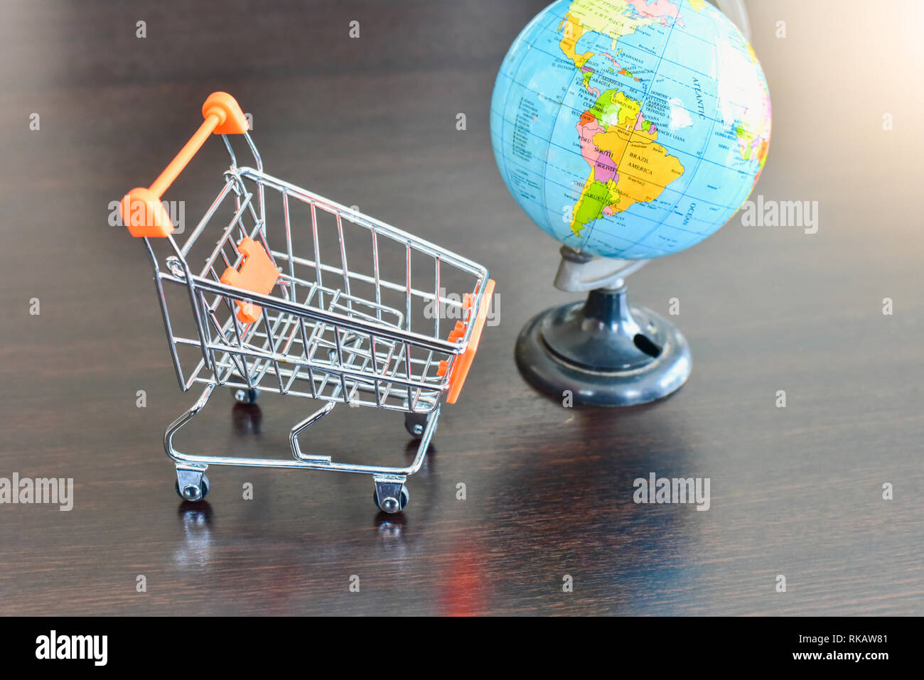 Mini Carrello con Mini Globe Foto Stock