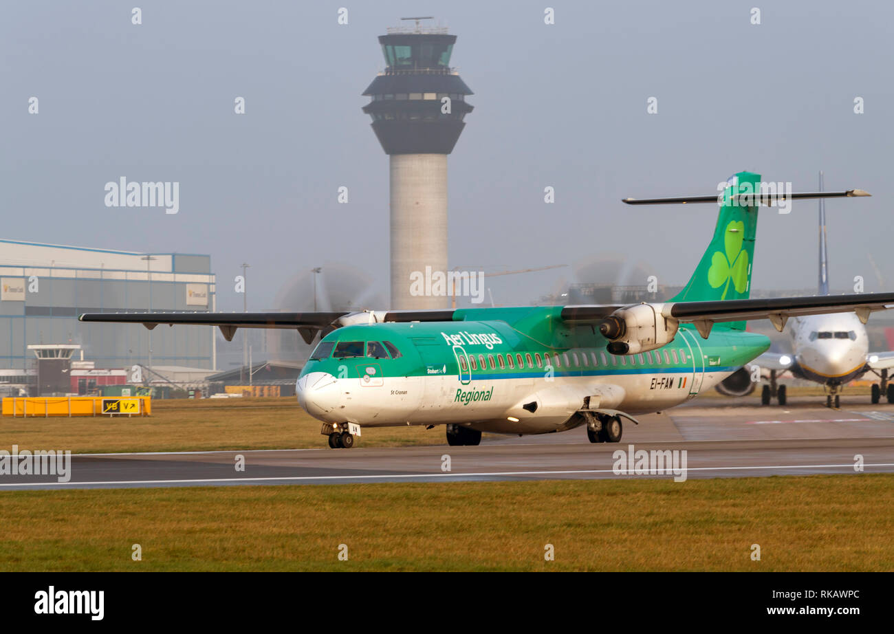 Stobart Air,Air Lingus regionale, ATR 72-600, EI-FAW, denominato San Cronan si prepara a prendere il via all'Aeroporto di Manchester Foto Stock