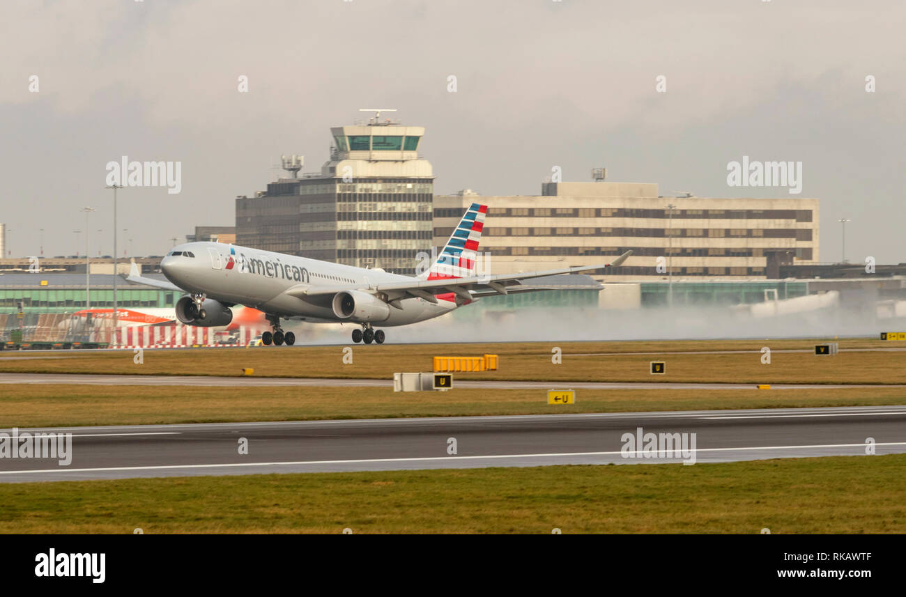 American Airlines Airbus A330-243, N291AY si toglie all'Aeroporto di Manchester Foto Stock