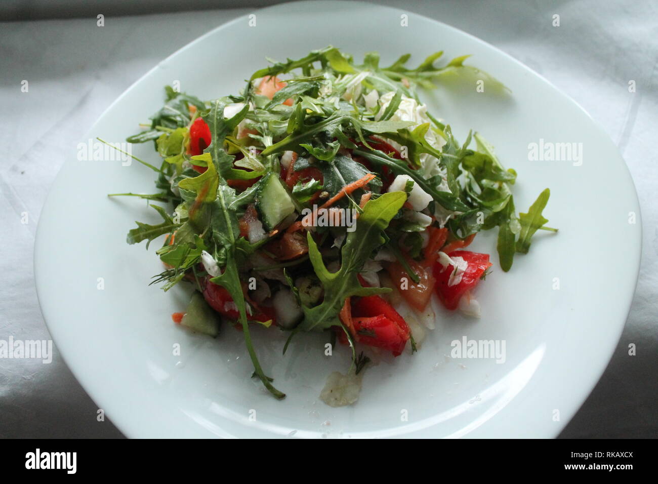 Stuzzicanti verde e fresca insalata succosa sulla piastra per ora di pranzo Foto Stock