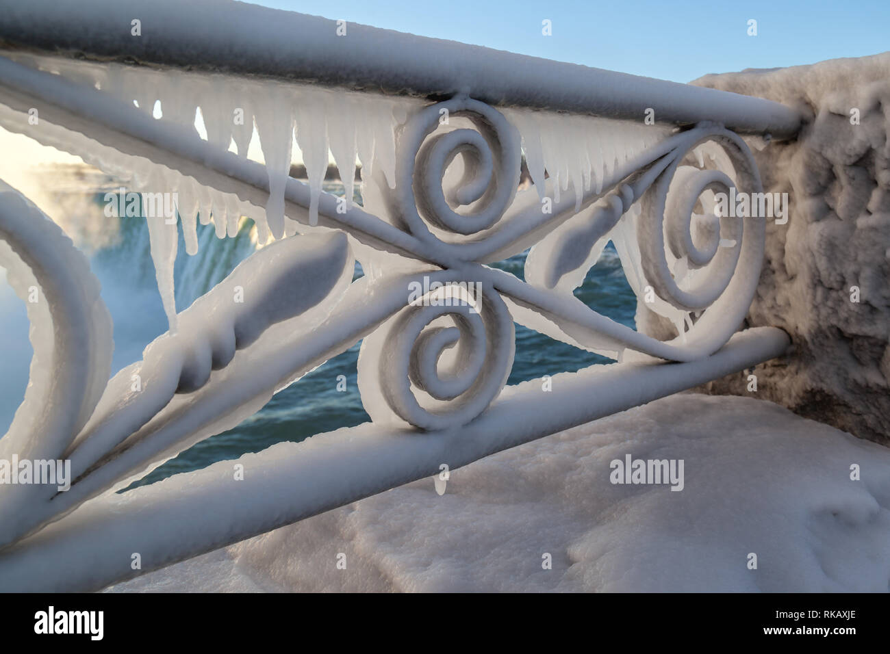 Ringhiera decorativa in ferro coperta di ghiaccio con cascate sullo sfondo, Niagara Falls, Ontario, Canada Foto Stock