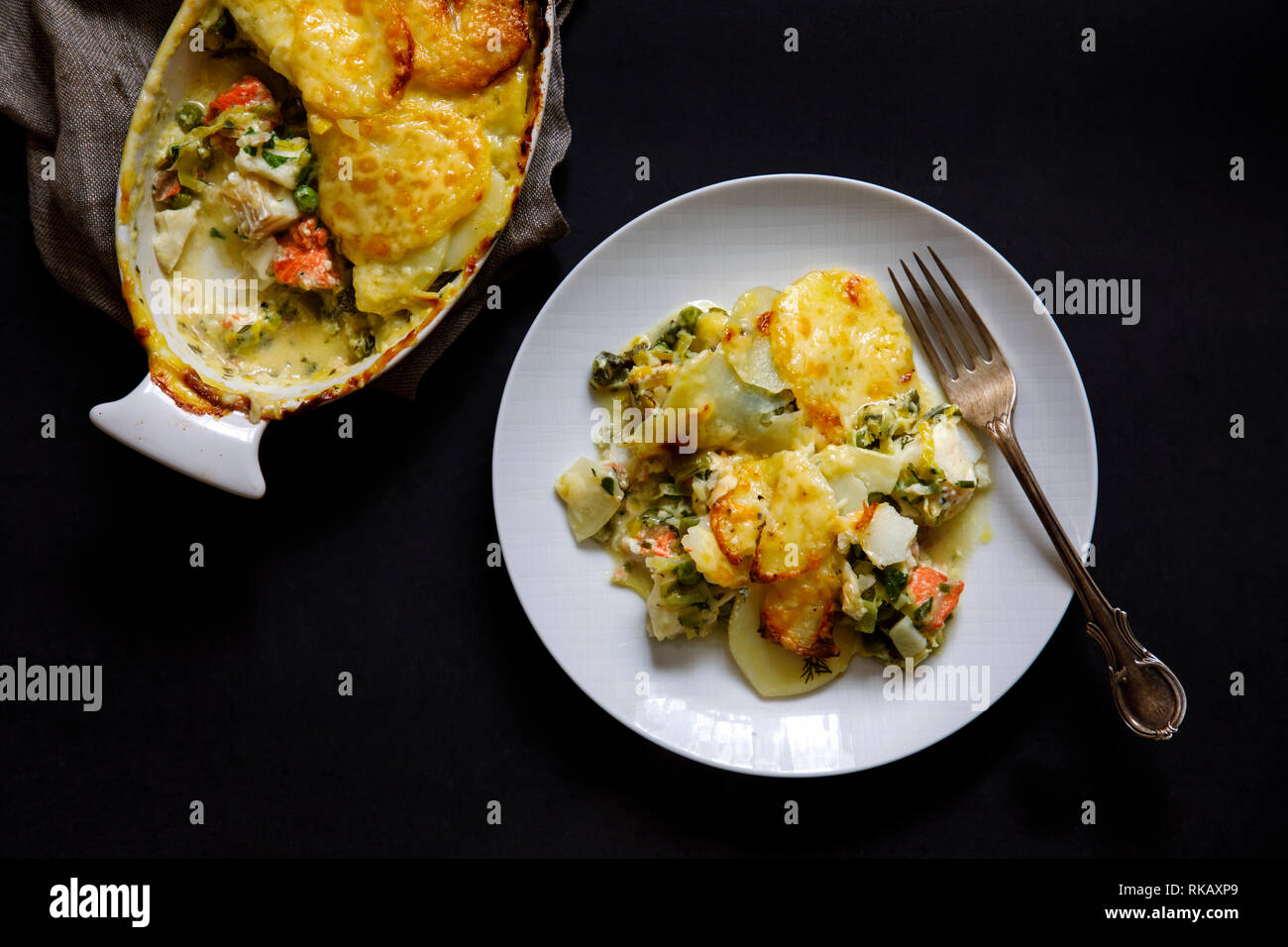 Torta di pesce con patate tagliate a fette topping Foto Stock