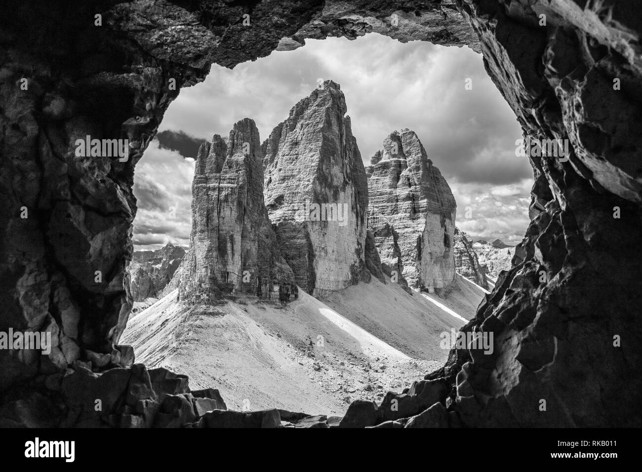 Le Tre Cime di Lavaredo picchi di montagna in tre cime Nature Park. Vista da una galleria di guerra del Monte Paterno. Le Dolomiti. L'Italia. L'Europa. Foto Stock