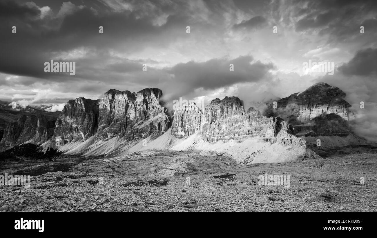Tramonto sulle cime del Gran Lagazuoi, del Cime Fanis e della cima Scotti. Dietro il monte Tofana di Rozes. Le Dolomiti in bianco e nero. Foto Stock
