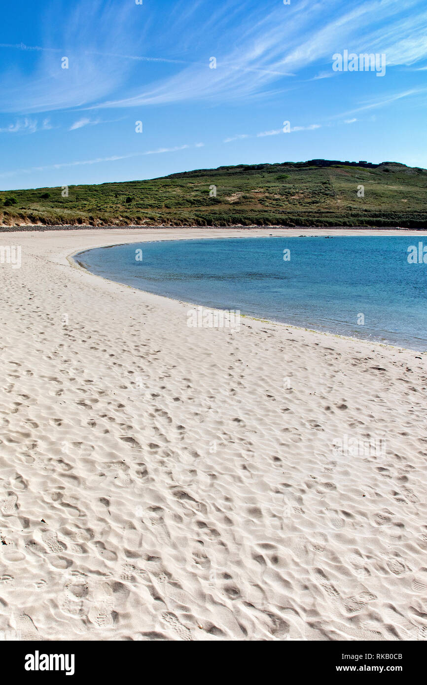 Le famose spiagge di sabbia bianca della baia di Longis su Alderney, Isole del Canale. Foto Stock