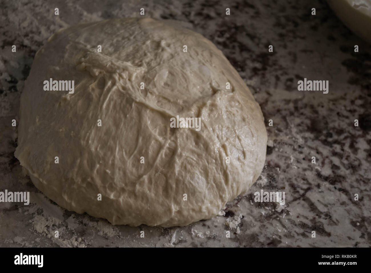 Close up di lievito madre di pasta acida di pasta di pane in appoggio prima della cottura Foto Stock