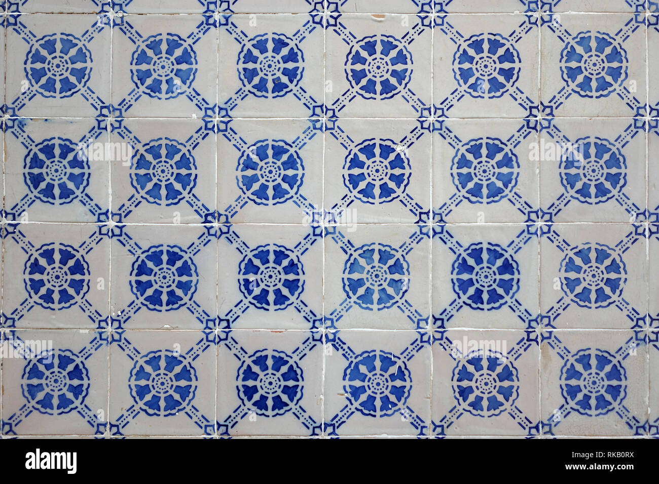 Vecchio Weathered portoghese Azulejo blu Piastrelle in ceramica su una parete esterna di un edificio Foto Stock