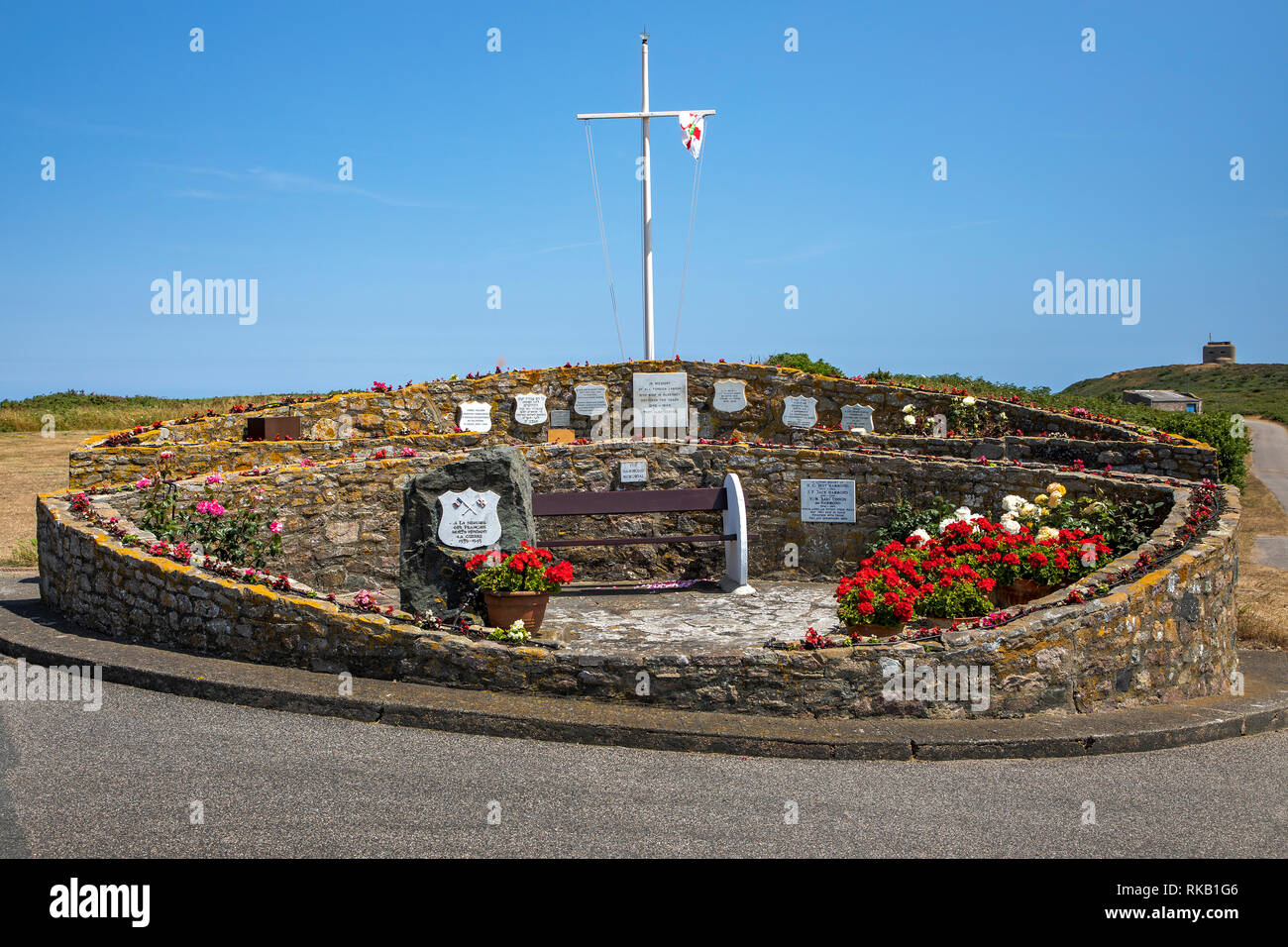 Il francese Memoriale di guerra su Alderney, tendeva ogni giorno da volontari locali. Foto Stock