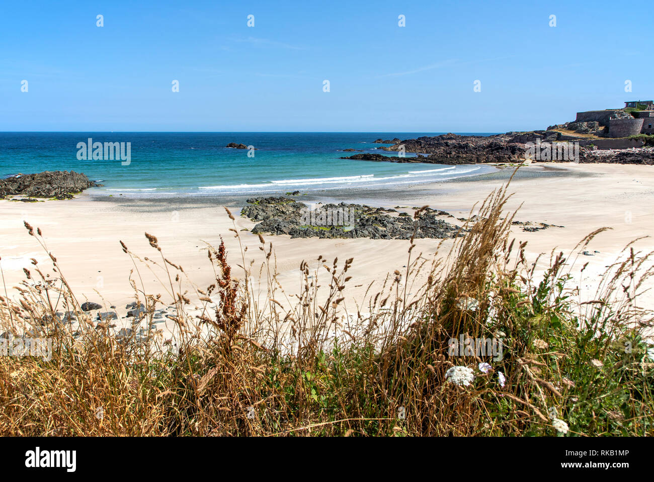Corblets Bay e parte di Fort Corblets su Aldernay mostra idilliache spiagge di sabbia bianca e mare aquamarine. Foto Stock