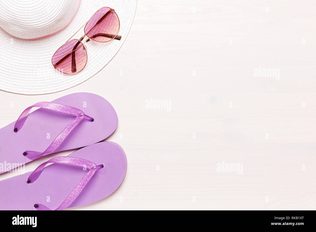 Accessori da spiaggia su uno sfondo bianco - Occhiali da sole, pantofole e hat. arriva l'estate concept Foto Stock
