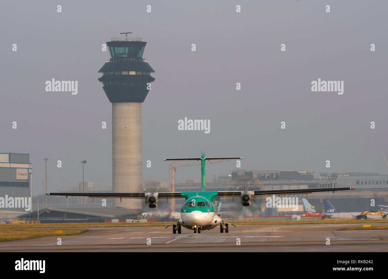 Stobart Air,Air Lingus regionale, ATR 72-600, EI-FAW, denominato San Cronan si prepara a prendere il via all'Aeroporto di Manchester Foto Stock