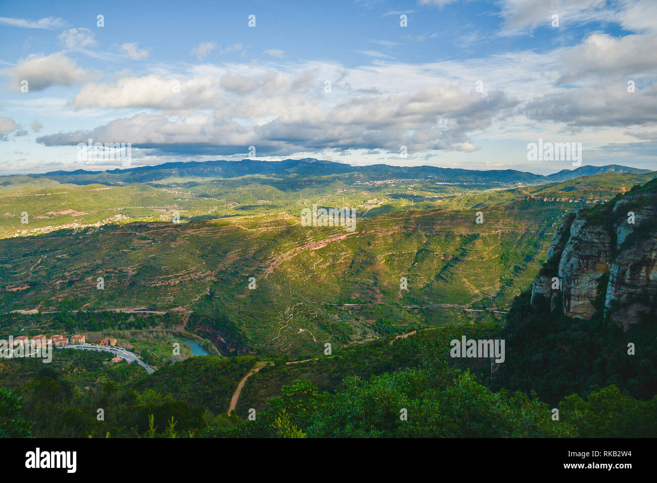 Viste dalla montagna di Montserrat, vicino a Barcellona, in Catalogna, Spagna Foto Stock