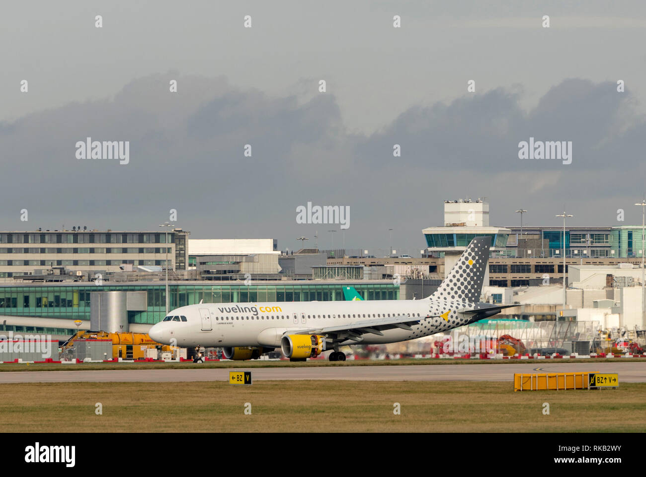 Vueling Airbus A320-214, CE-MÛ, all'Aeroporto di Manchester Foto Stock