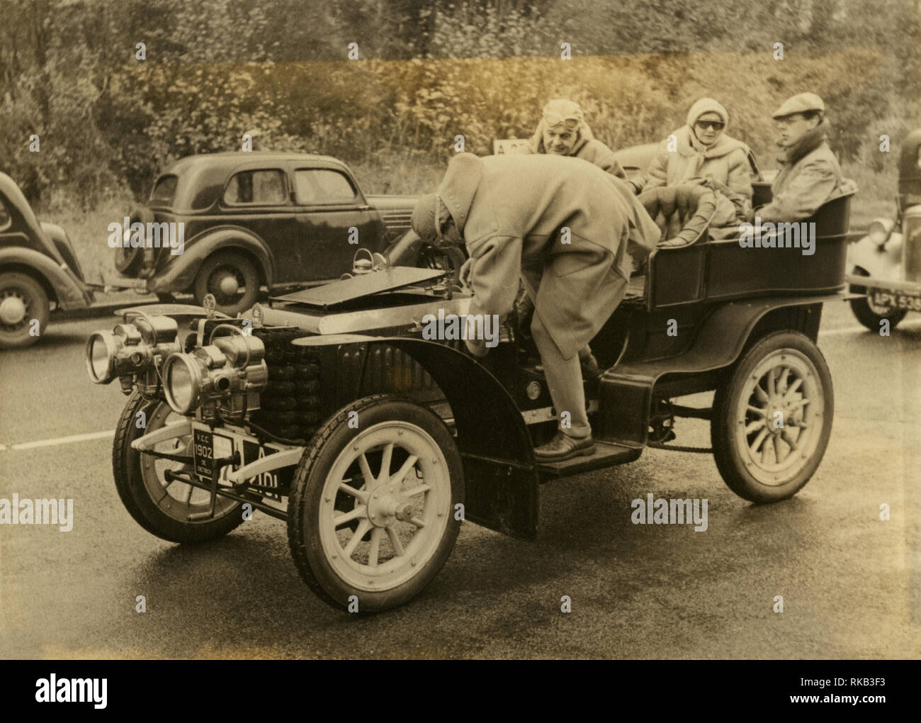 "Vecchio rende inabile al lavoro di gara. Veterano di eseguire auto vicino a Brighton fotografato nei primi anni cinquanta. Tutte le vetture devono essere di età superiore a 31 dicembre 1904. Foto Stock