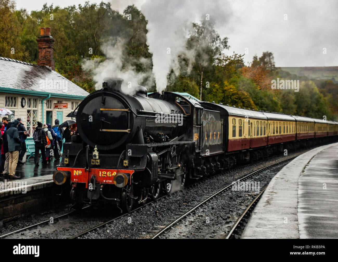 Thompson B1 lasciando Grosmont sulla North Yorkshire Ferrovie a Vapore Foto Stock