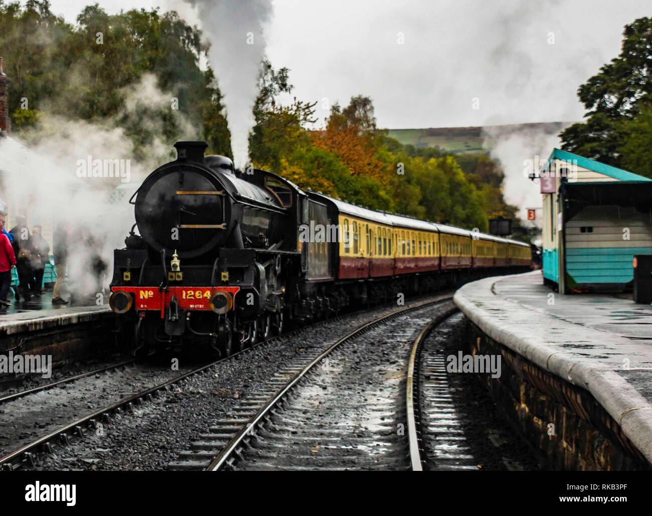 Thompson B1 lasciando Grosmont sulla North Yorkshire Ferrovie a Vapore Foto Stock