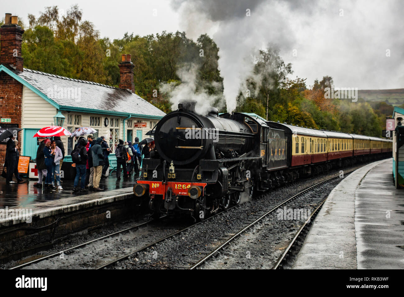 Thompson B1 lasciando Grosmont sulla North Yorkshire Ferrovie a Vapore Foto Stock