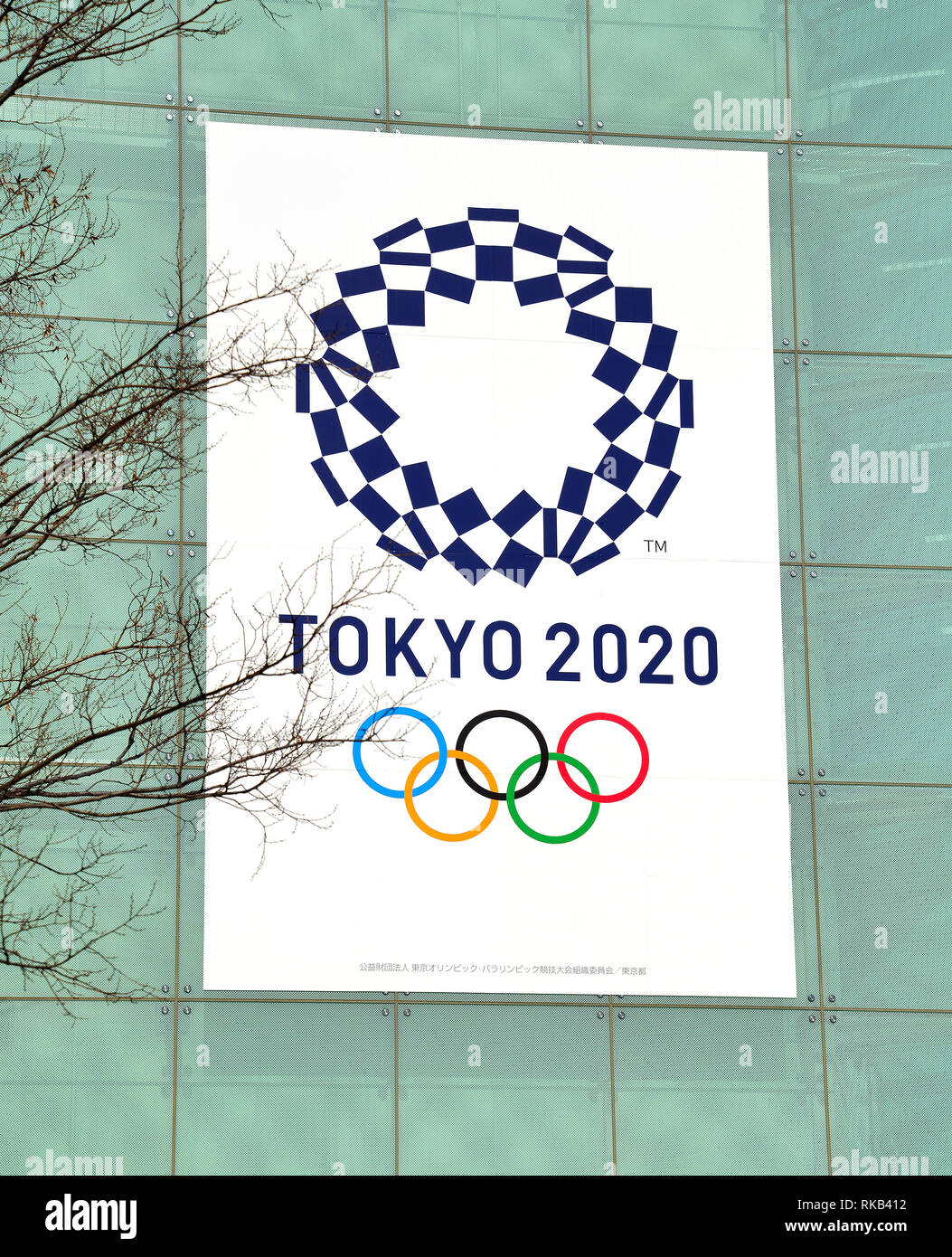 Pubblicità segno e logo per il 2020 Giochi Olimpici Estivi che sarà ospitata dal Giappone a Tokyo Foto Stock