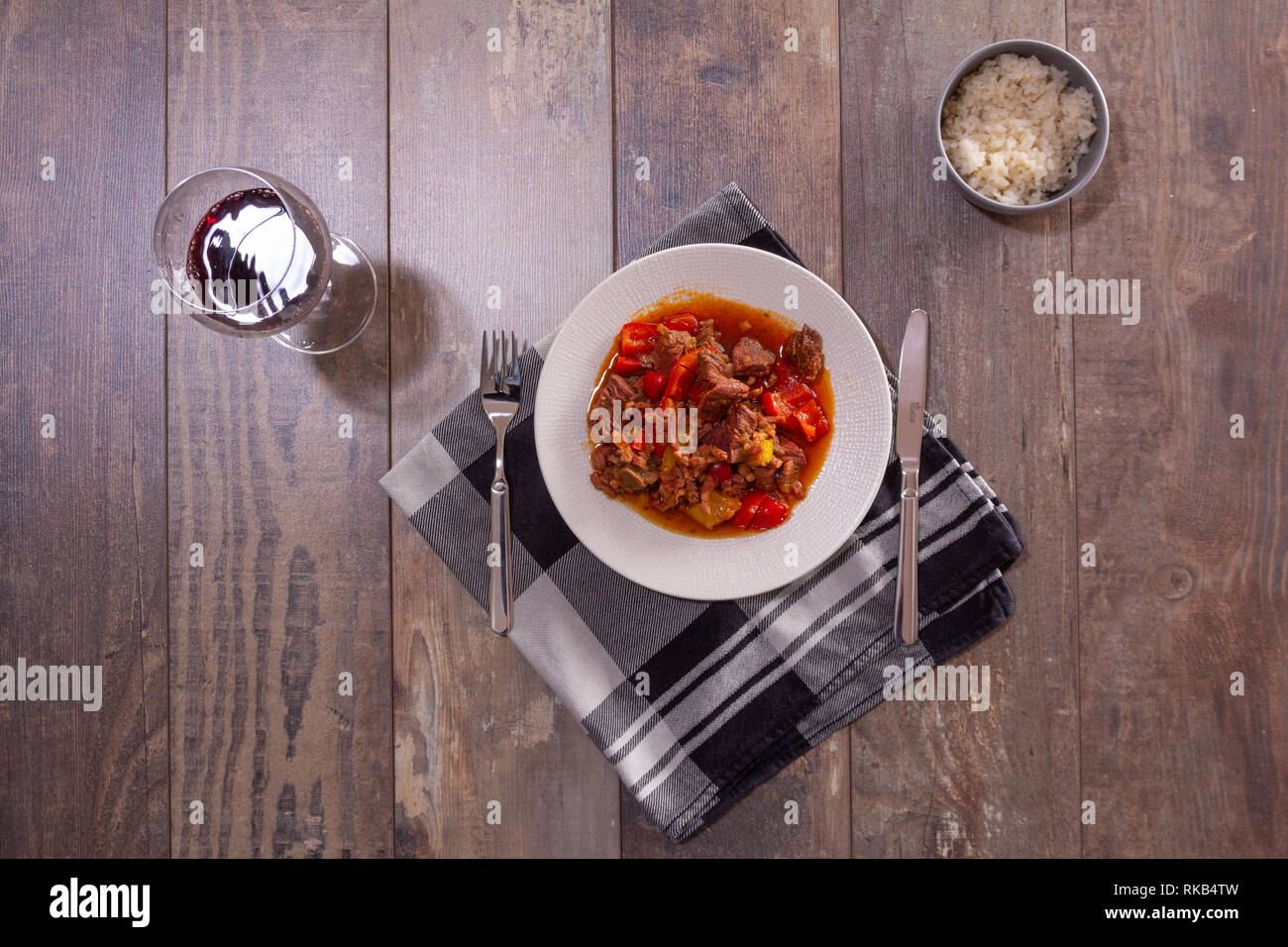 Una piastra con gulasch o stufato di manzo sul tavolo. Fotografato in un appartamento vista dall'alto in basso. Foto Stock
