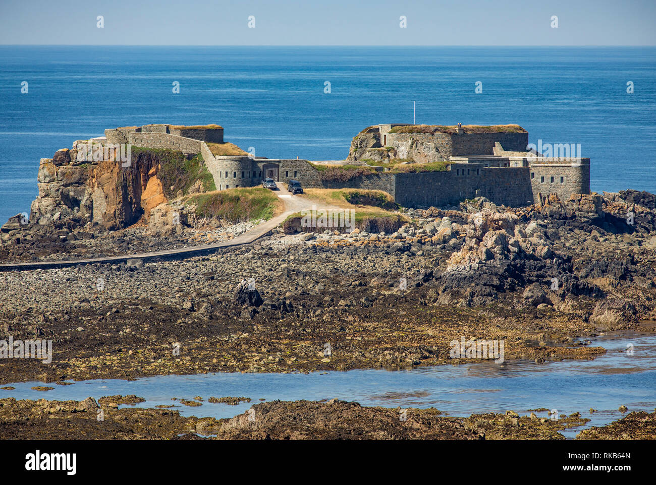 Fort Clonque su Alderney mostrando la causeway per accedere a bassa marea. Foto Stock