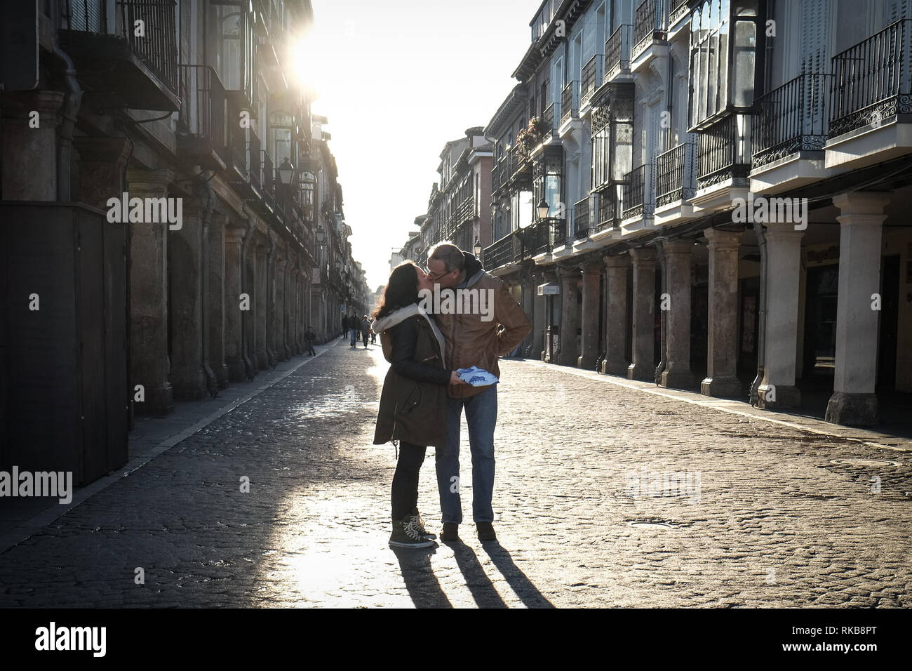 Gli Amanti bacio. Street photography in Alcala de Henares Foto Stock
