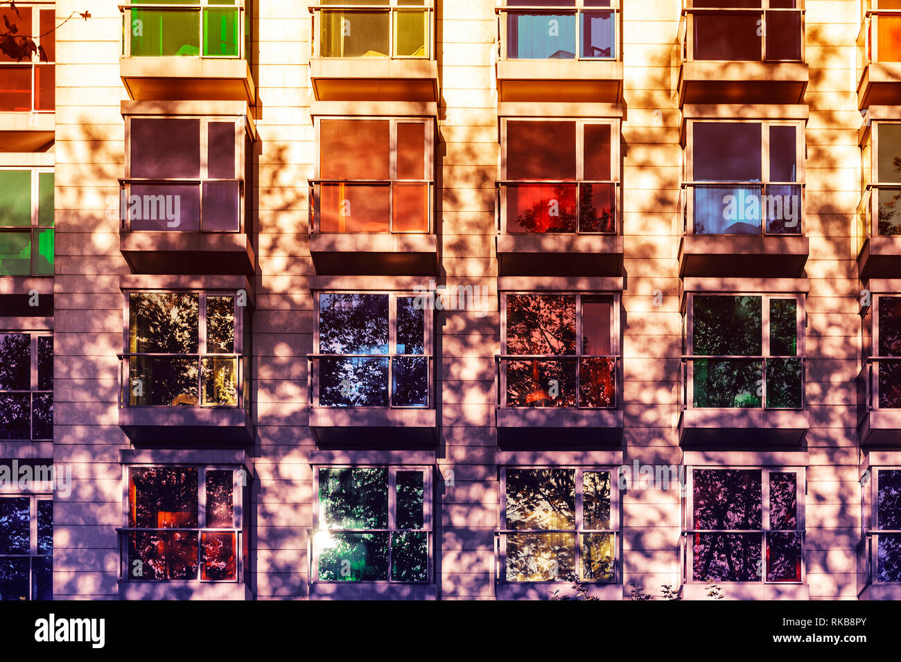 Vista frontale della facciata con finestre multicolore. Sfondo del modello Foto Stock