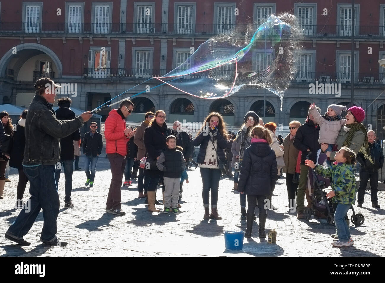 Animatore di strada facendo bolle, Plaza Mayor, Madrid Foto Stock