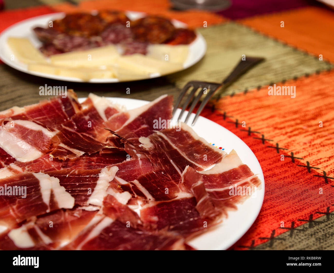 Piatto tipico con spagnolo indurito il prosciutto Serrano Foto Stock