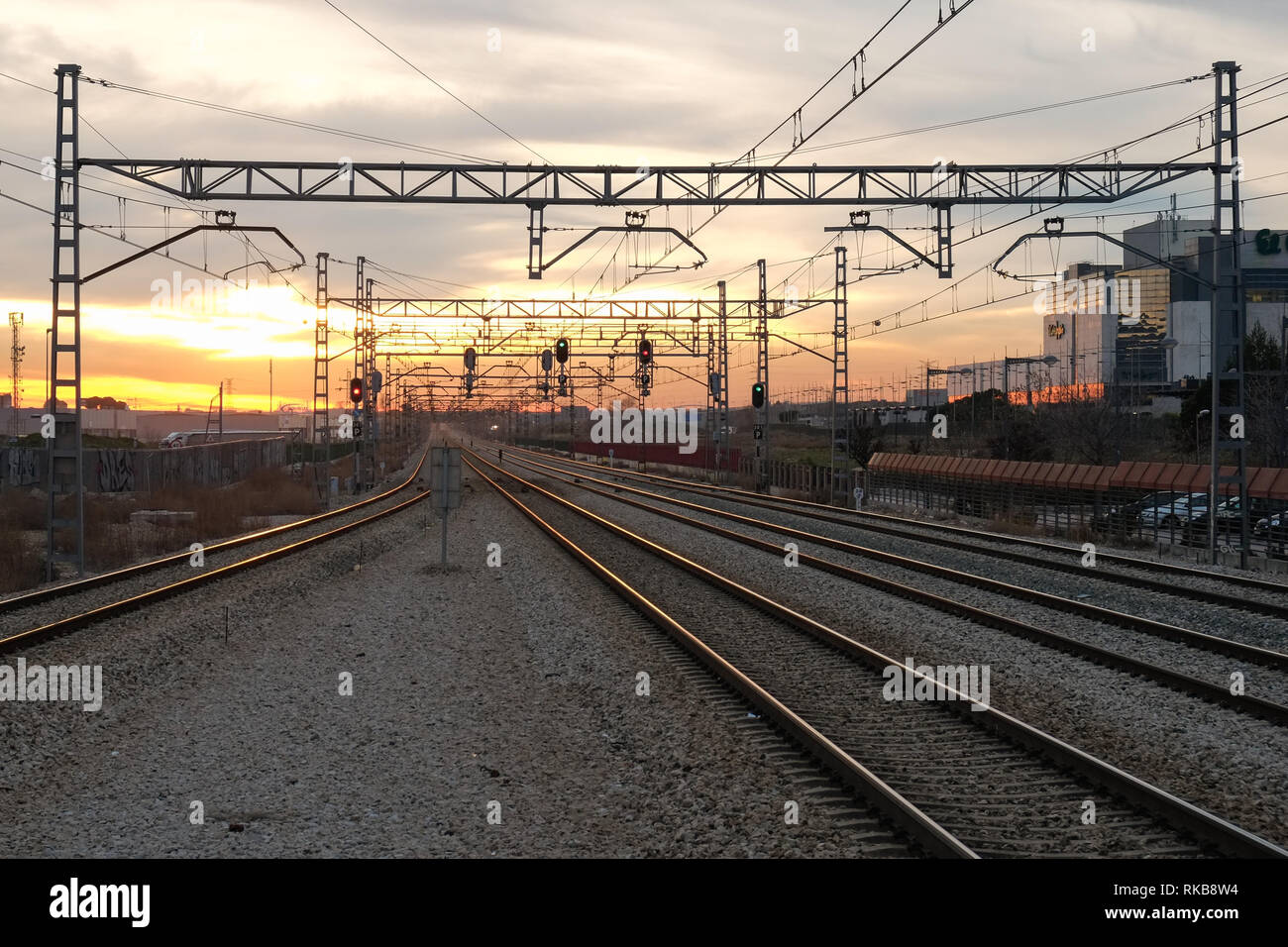 Linee ferroviarie guardando verso il tramonto da La Garena station Foto Stock