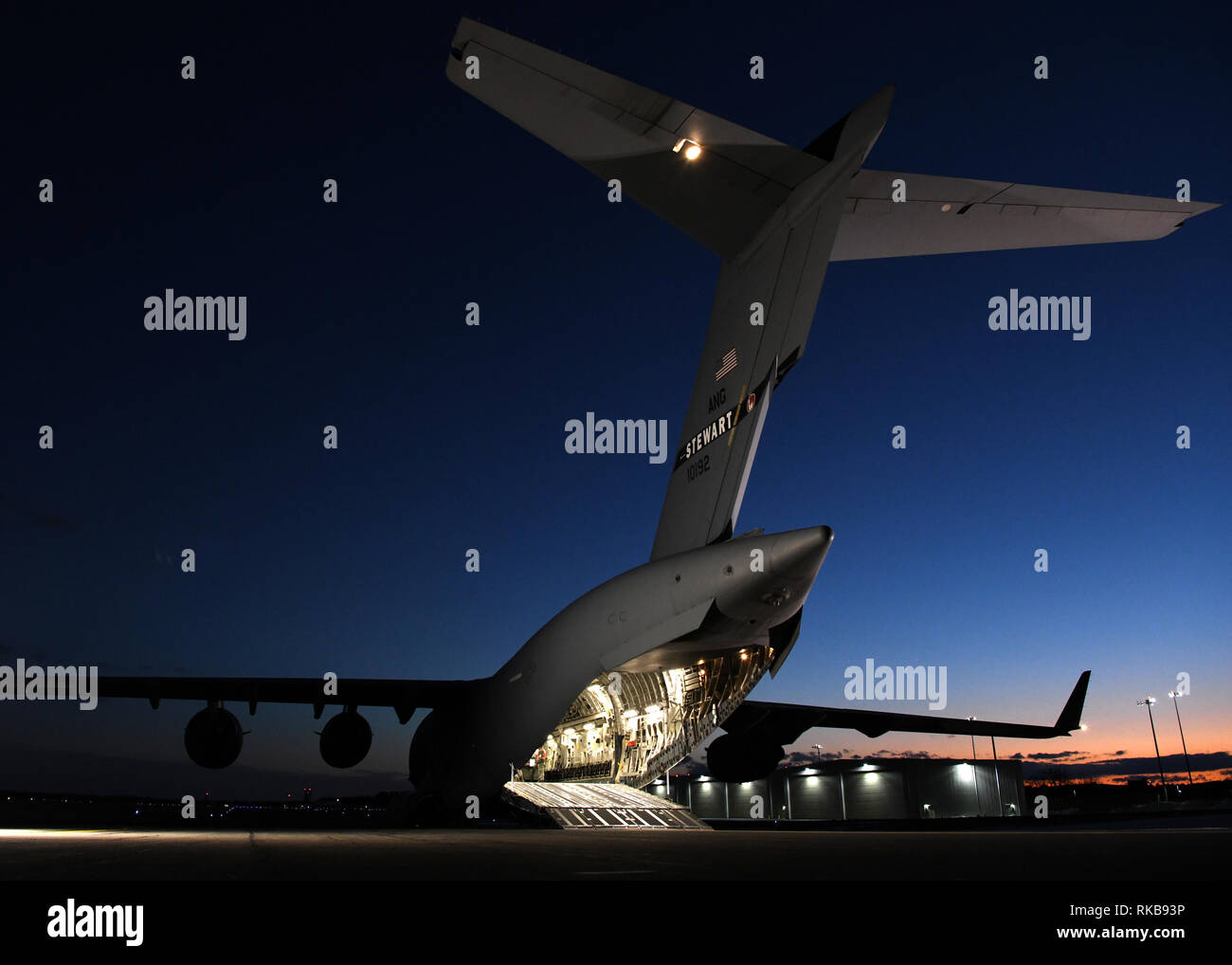 Una C-17 Globemaster III dal 105Airlift Wing in Stewart, New York supportato il 104th Fighter Wing Febbraio 8, 2019, presso Barnes Air National Guard Base, Massachusetts. Il velivolo ha portato 104 FW aviatori che erano su un dazio provvisorio assegnazione a Patrick Air Force Base in Florida torna a Barnes. (U.S. Air National Guard foto da Airman Sara Kolinski) Foto Stock