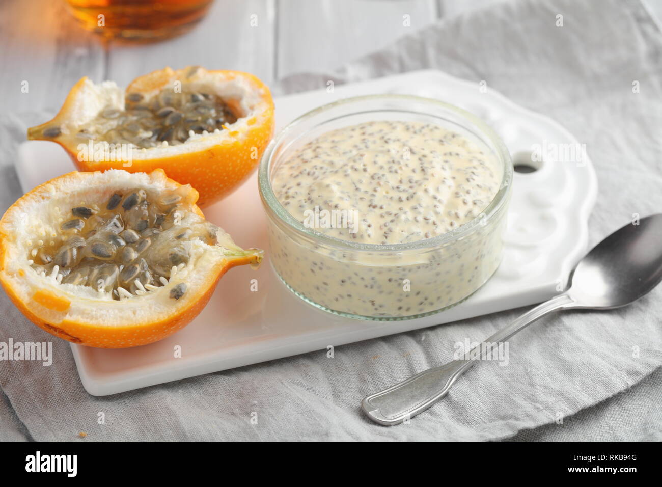 Super piatti per la colazione con semi di chia pudding e dolce frutto granadilla Foto Stock