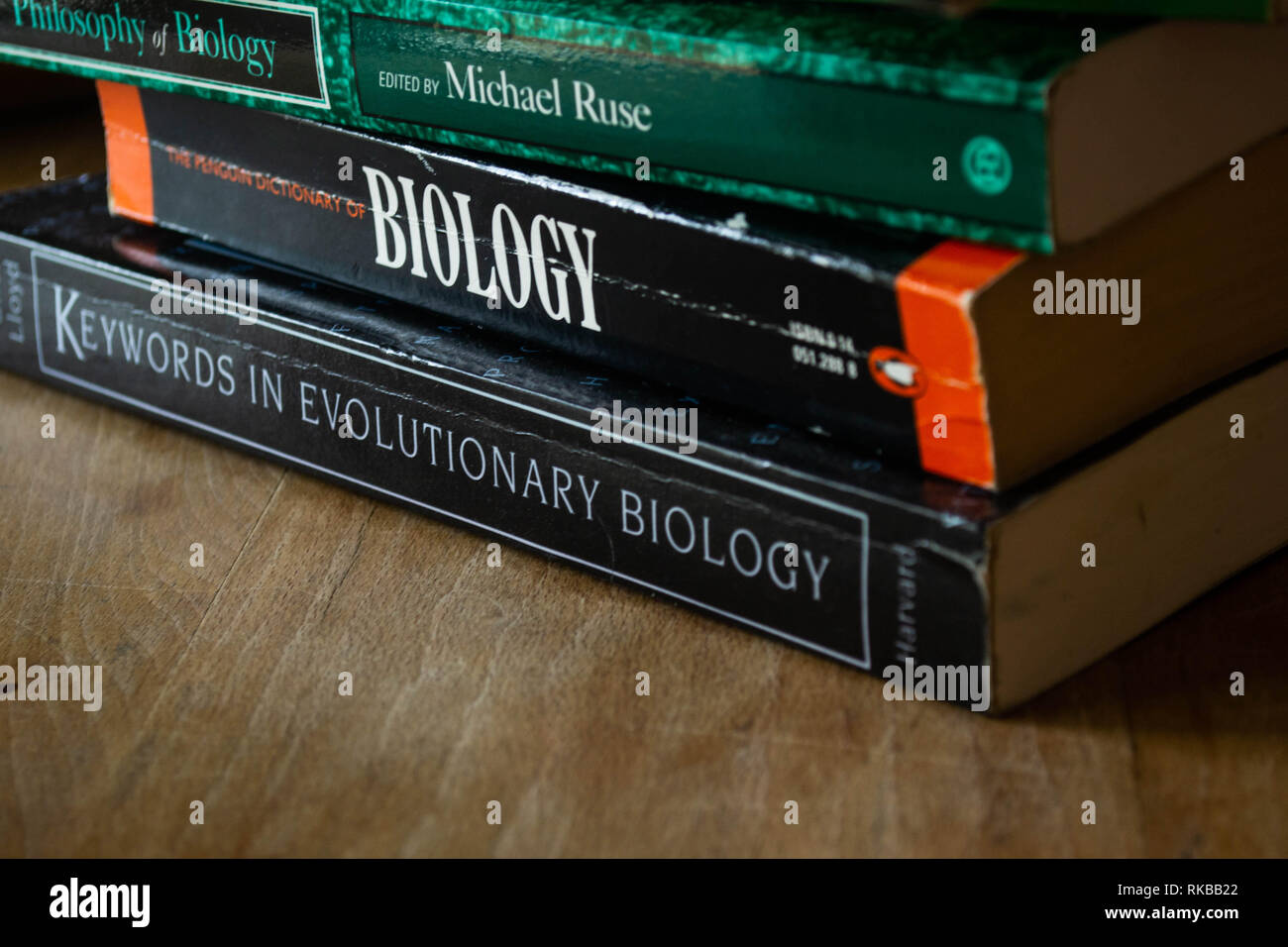 Biologia Libri impilati uno sull'altro Foto Stock