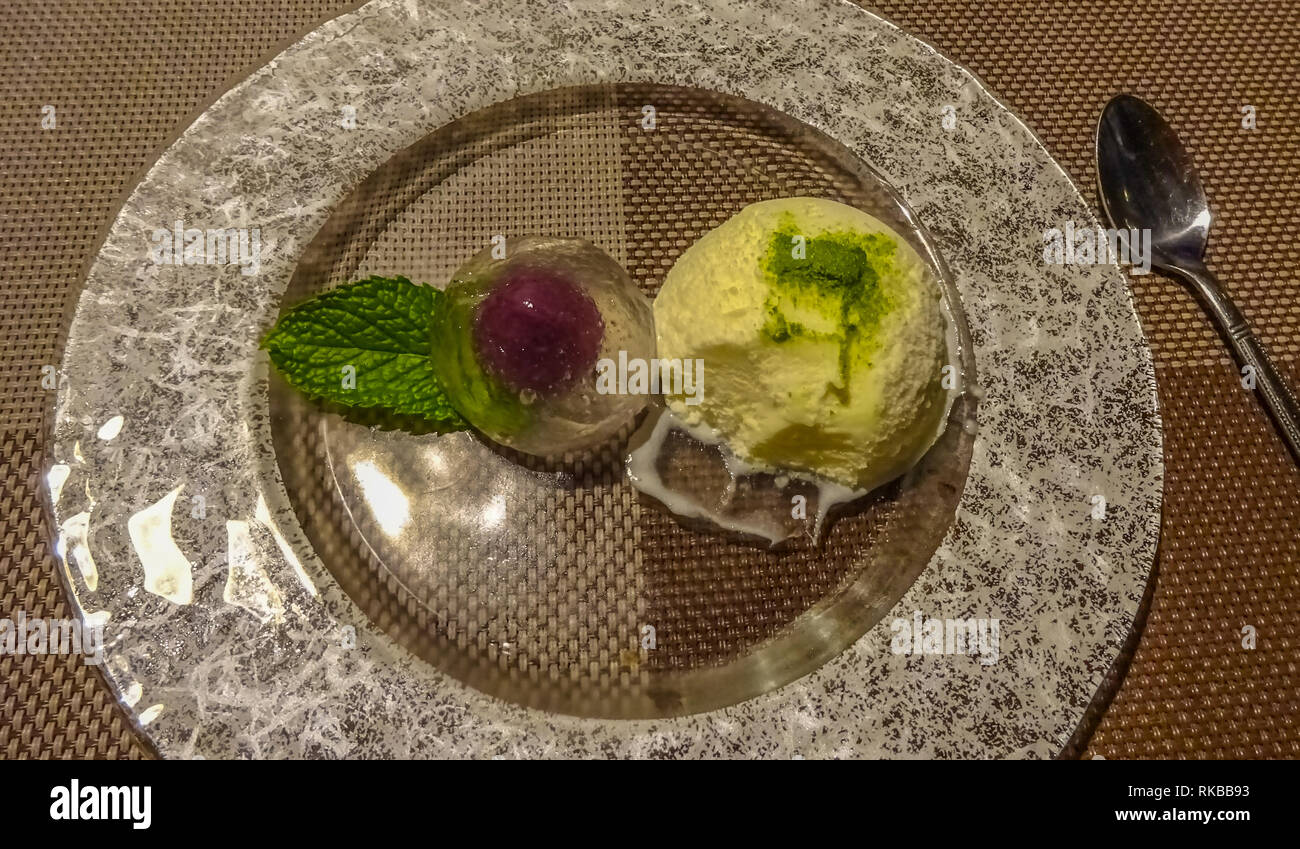 Giapponese realizzato da dessert di gelato alla vaniglia e una dolce gelatina trasparente torta Foto Stock