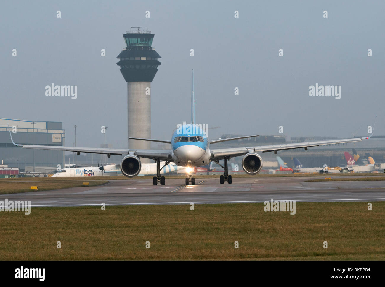 TUI Airways, Boeing 757-2GS, G-OOBP taxy per prendere il via all'Aeroporto di Manchester Foto Stock