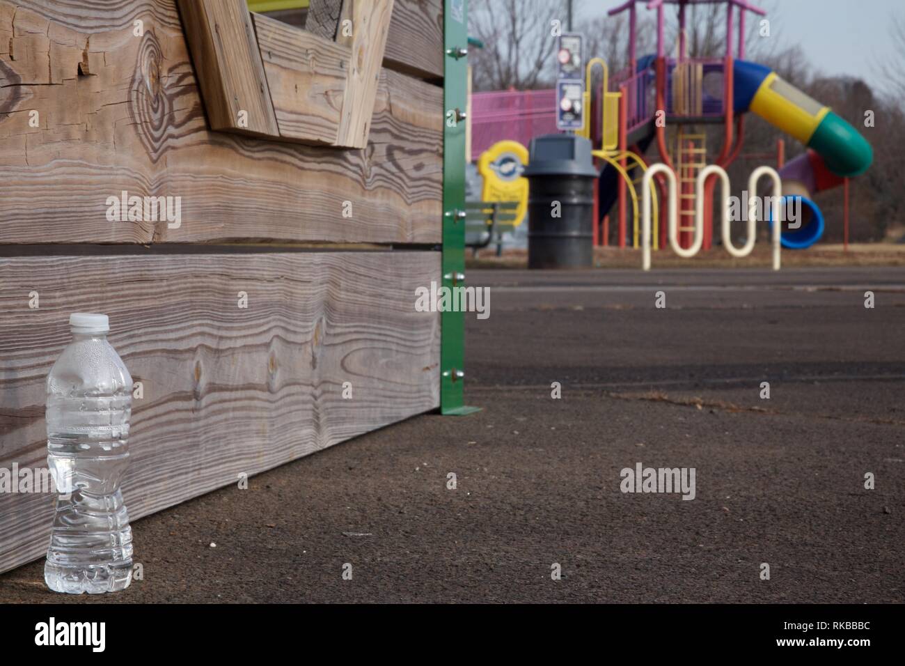 Warminster, Pennsylvania, Stati Uniti d'America - 6 Febbraio 2019: Eliminato di acqua in bottiglia in una comunità del parco che occupa il sito di un ex naval air base. Foto Stock