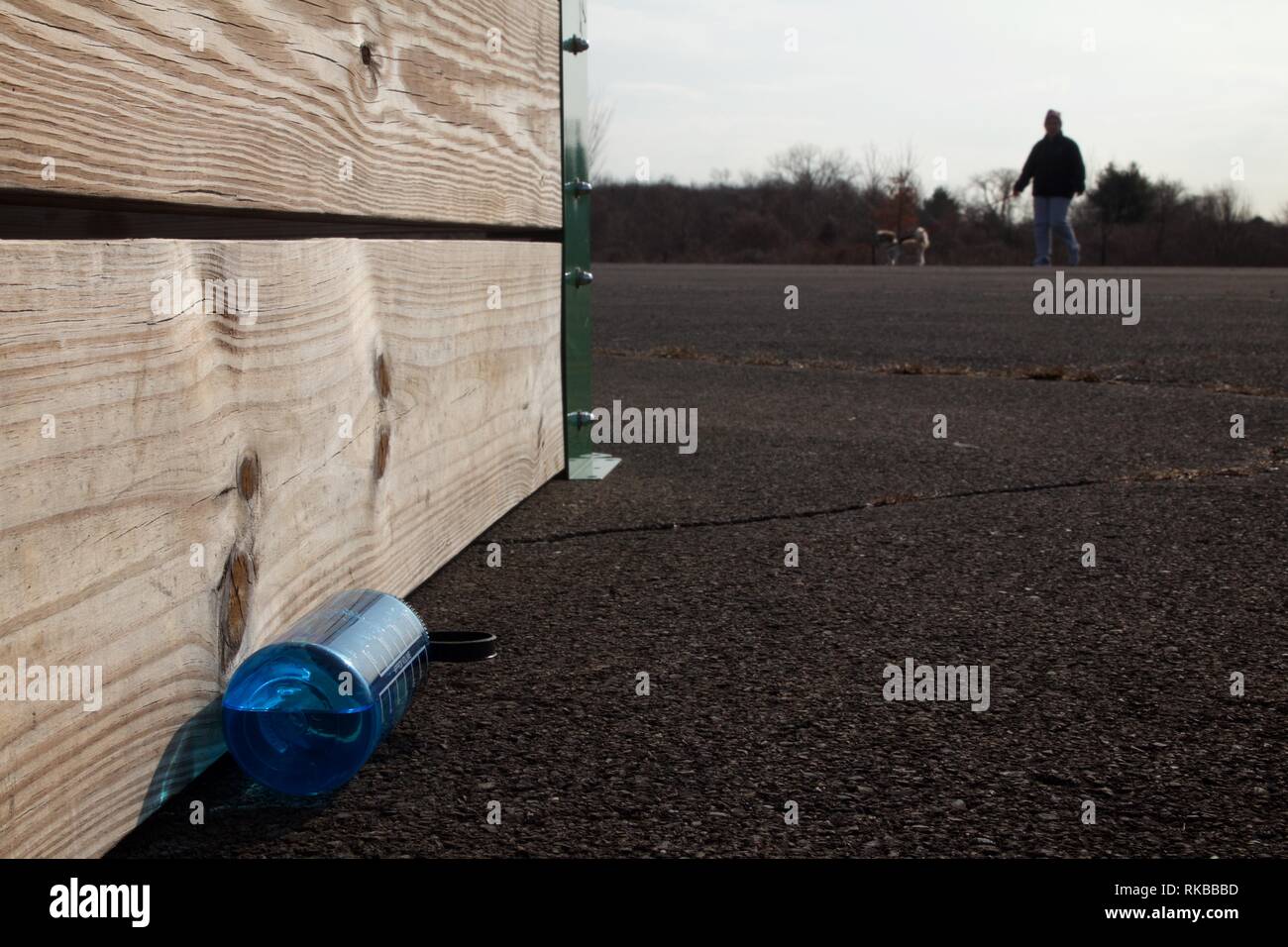 Warminster, Pennsylvania, Stati Uniti d'America - 6 Febbraio 2019: Eliminato di acqua in bottiglia in una comunità del parco che occupa il sito di un ex naval air base. Foto Stock