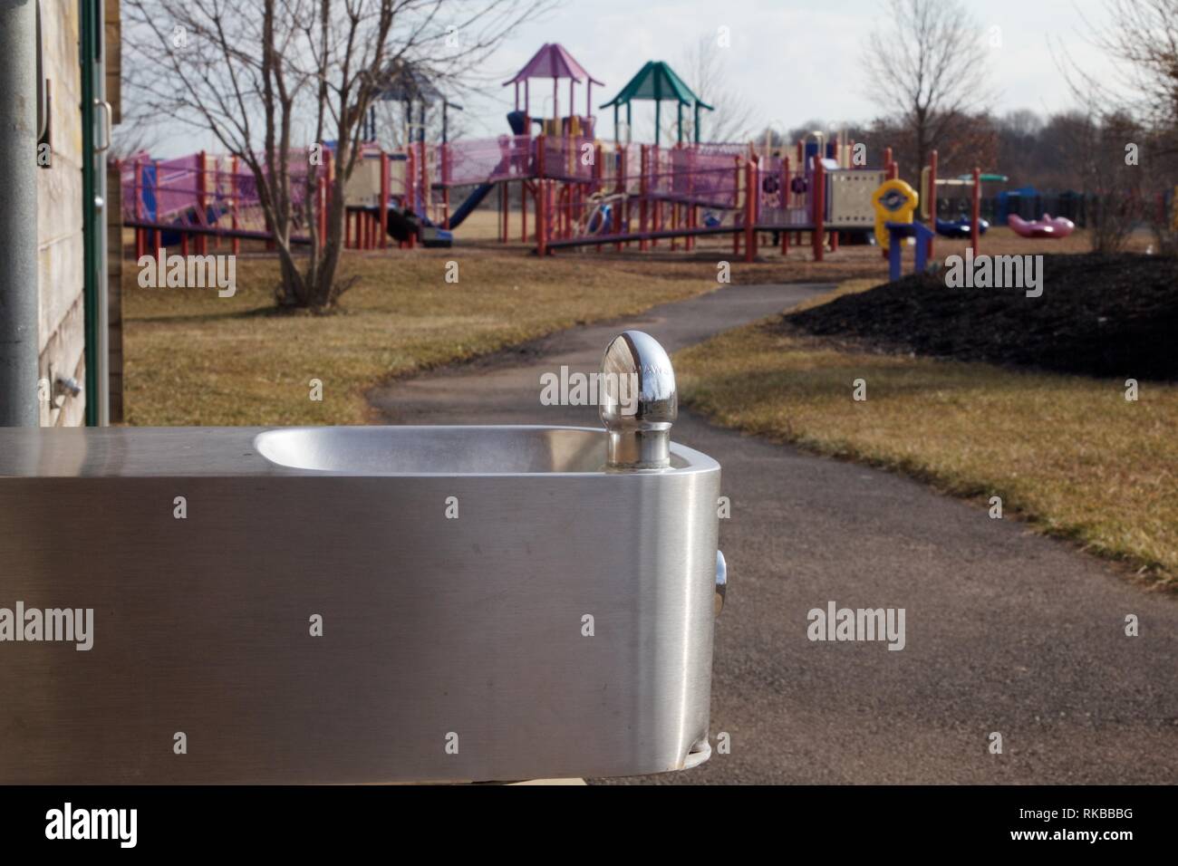 Warminster, Pennsylvania, Stati Uniti d'America - 6 Febbraio 2019: fontana potabile ad una comunità del parco che occupa il sito di un ex naval air base. Foto Stock