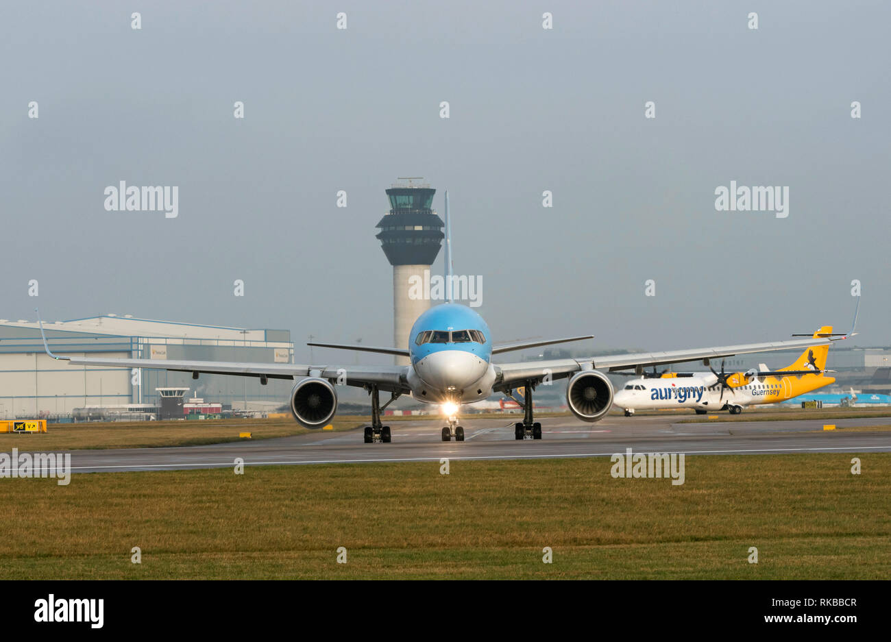 TUI Airways, Boeing 757-2GS, G-OOBP taxy per prendere il via all'Aeroporto di Manchester Foto Stock