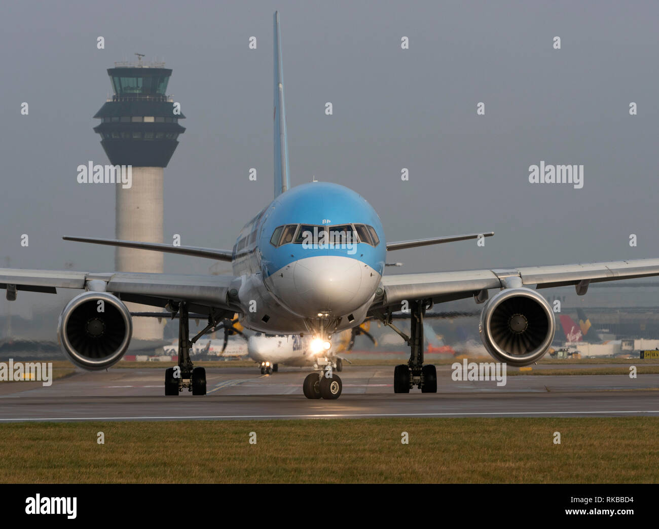TUI Airways, Boeing 757-2GS, G-OOBP taxy per prendere il via all'Aeroporto di Manchester Foto Stock