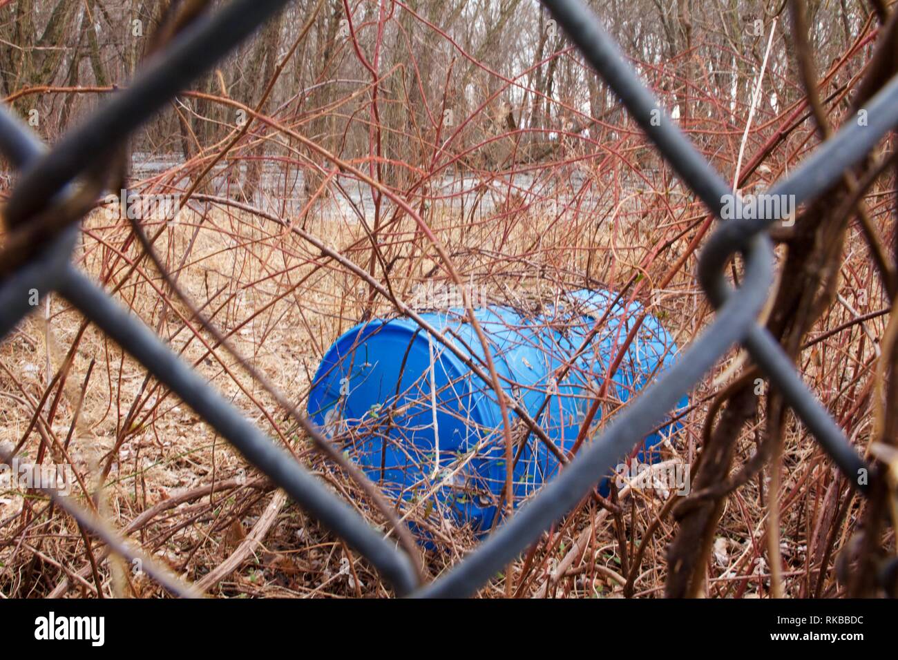 Croydon, Pennsylvania, Stati Uniti d'America - 6 Febbraio 2019: prove di dumping illegale adiacente alla confluenza del fiume Delaware e Neshaminy Creek. Foto Stock